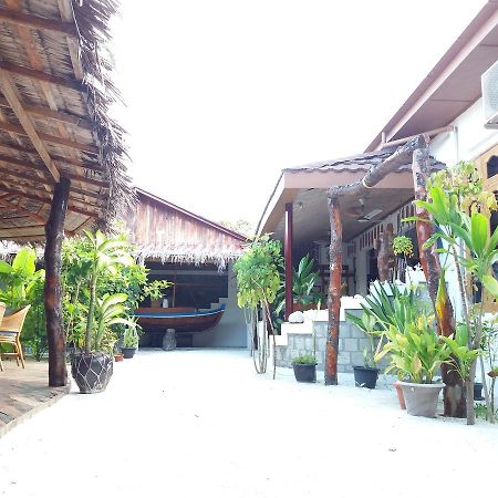 Alvi Star Inn Thulhaadhoo Bagian luar foto