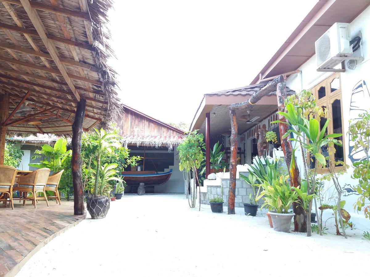 Alvi Star Inn Thulhaadhoo Bagian luar foto