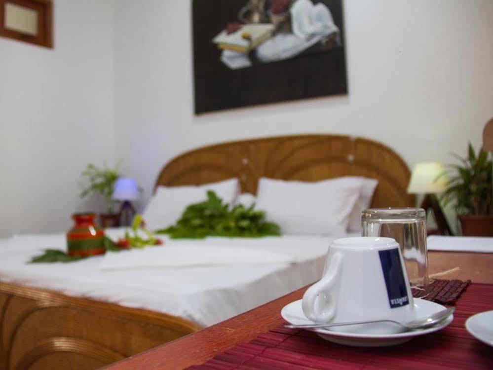 Alvi Star Inn Thulhaadhoo Bagian luar foto